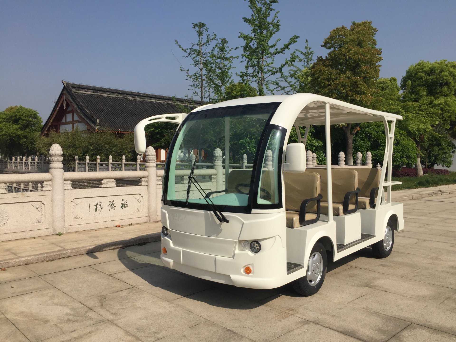 8座蓄电池观光车(DL608-5) 8座蓄电池观光车(DL608-5)